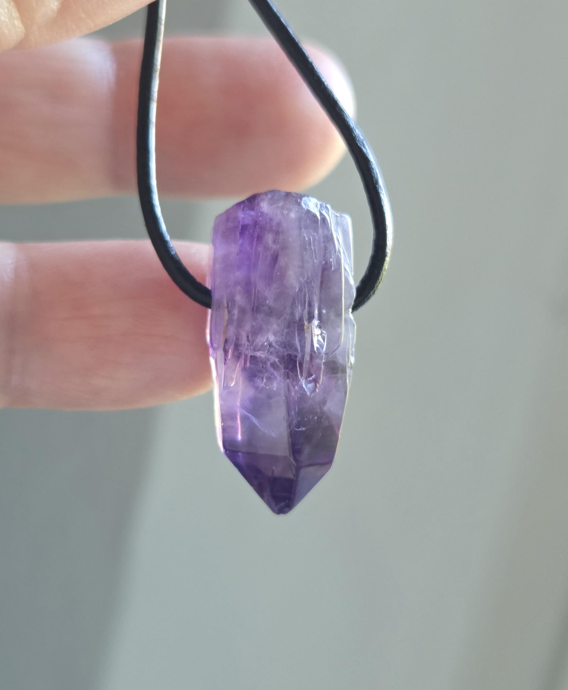 Amethyst Kristall Spitze, Phantomquarz, Rohstein, Healing Crystal, Heilkristall, 27 x 12 x 14 mm, an verstellbarem Lederband