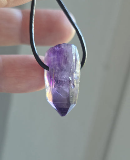 Amethyst Kristall Spitze, Phantomquarz, Rohstein, Healing Crystal, Heilkristall, 27 x 12 x 14 mm, an verstellbarem Lederband