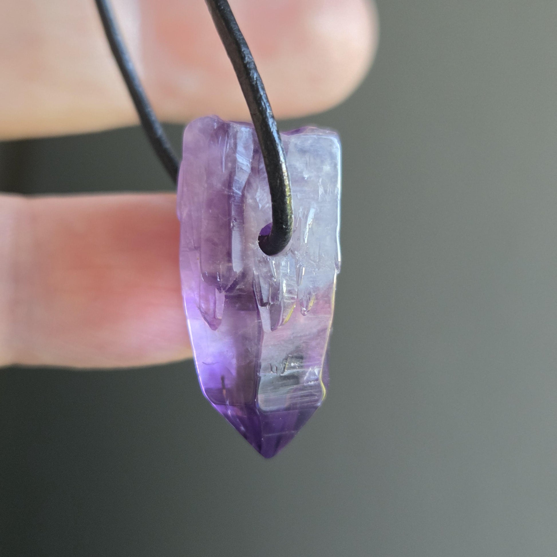 Amethyst Kristall Spitze, Phantomquarz, Rohstein, Healing Crystal, Heilkristall, 27 x 12 x 14 mm, an verstellbarem Lederband