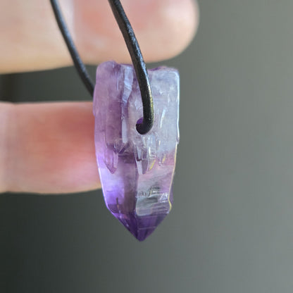 Amethyst Kristall Spitze, Phantomquarz, Rohstein, Healing Crystal, Heilkristall, 27 x 12 x 14 mm, an verstellbarem Lederband