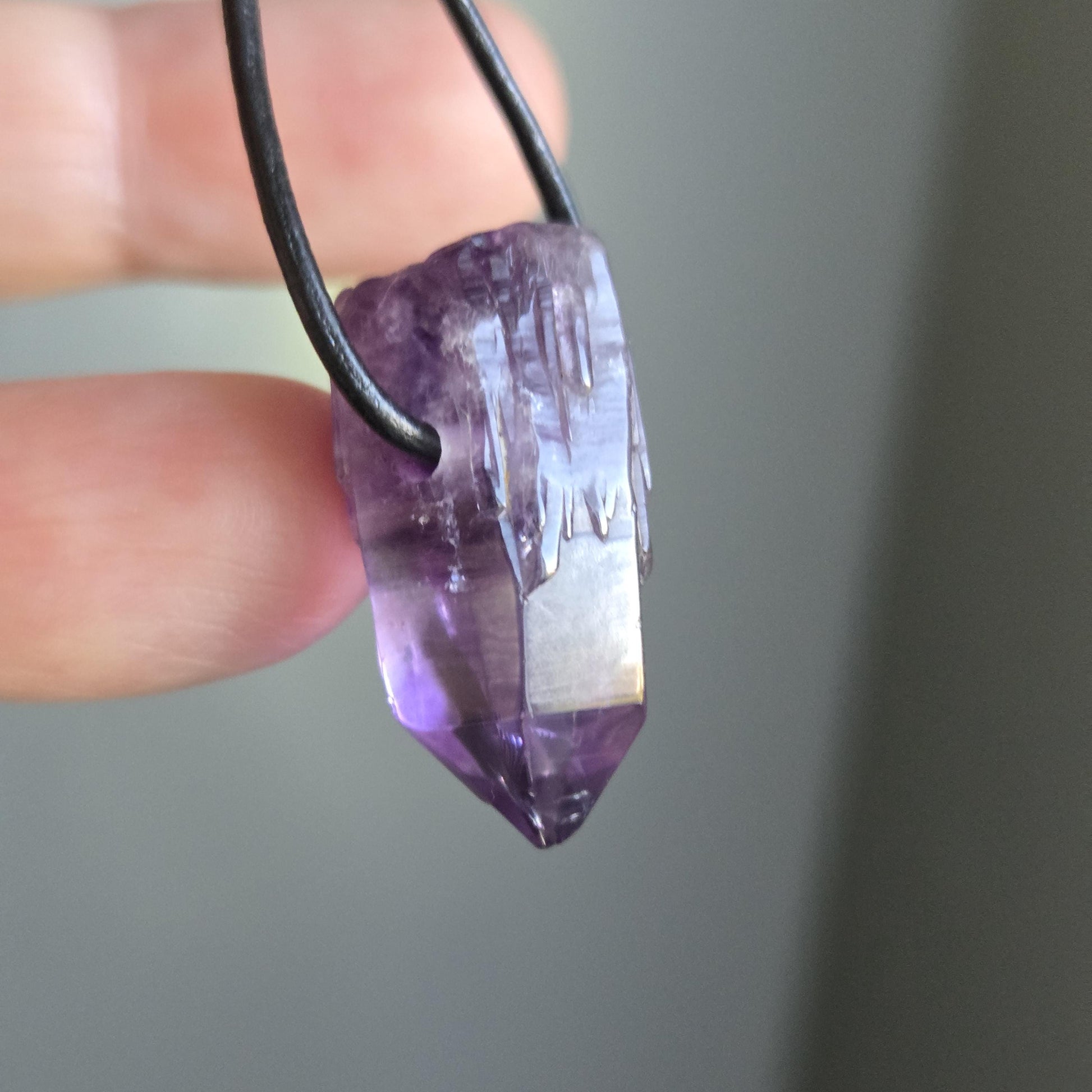 Amethyst Kristall Spitze, Phantomquarz, Rohstein, Healing Crystal, Heilkristall, 27 x 12 x 14 mm, an verstellbarem Lederband