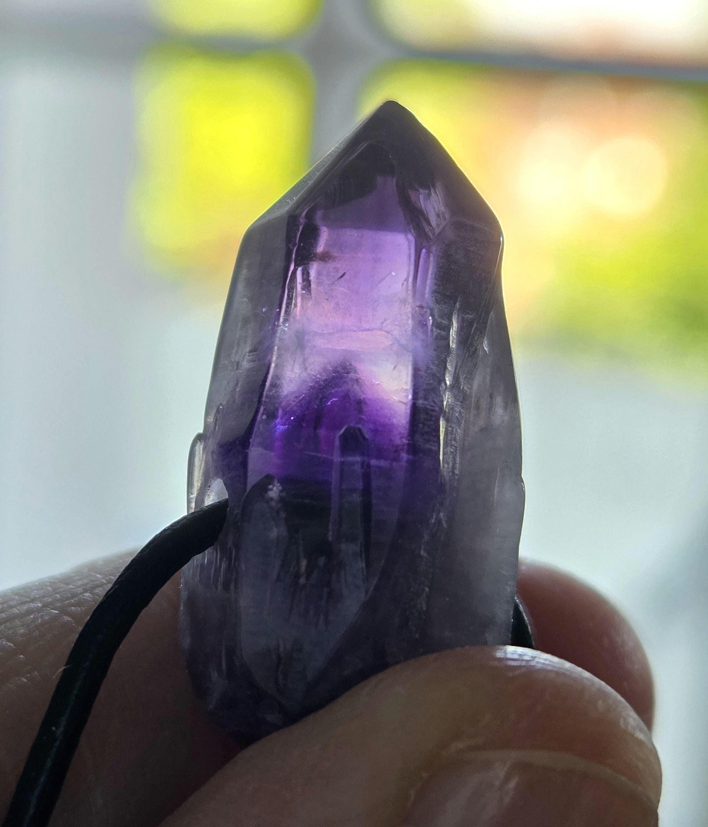Amethyst Kristall Spitze, Phantomquarz, Rohstein, Healing Crystal, Heilkristall, 27 x 12 x 14 mm, an verstellbarem Lederband