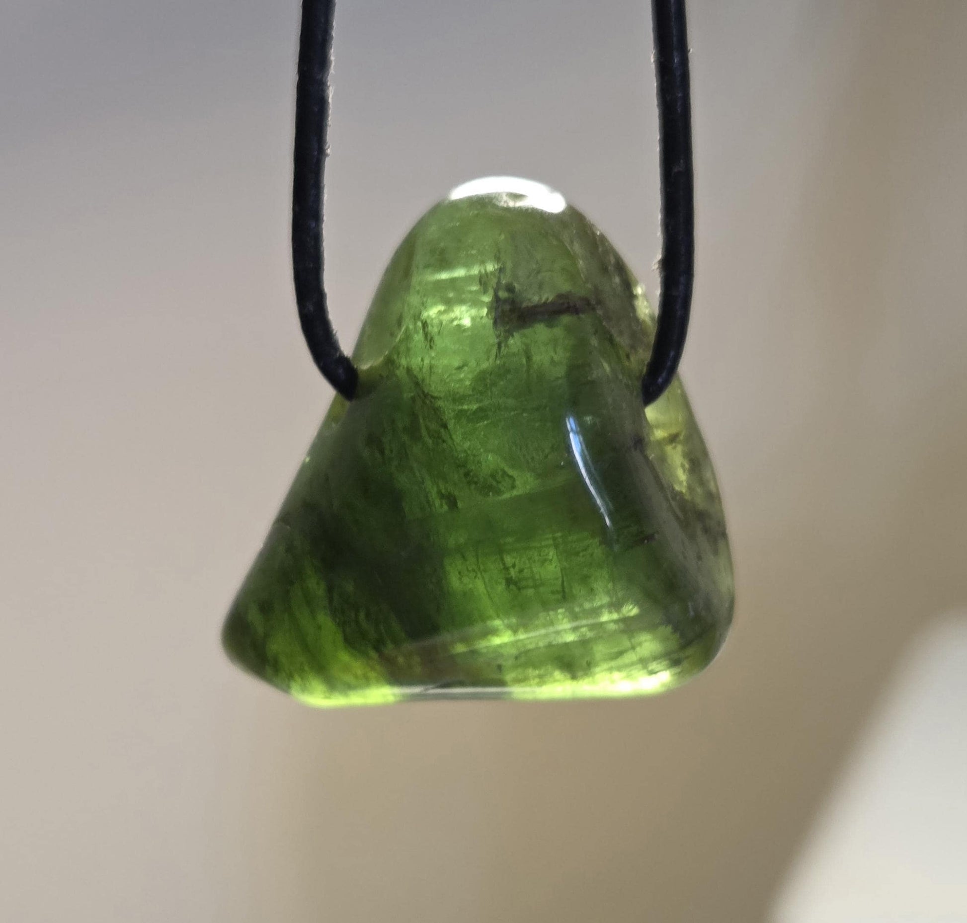 Kraftvoller Verdelith grüner Turmalin flaschengrün Anhänger, 25 x 26 x 15 mm, gebohrt, an verstellbarem Lederband