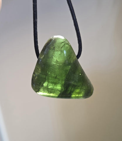 Kraftvoller Verdelith grüner Turmalin flaschengrün Anhänger, 25 x 26 x 15 mm, gebohrt, an verstellbarem Lederband