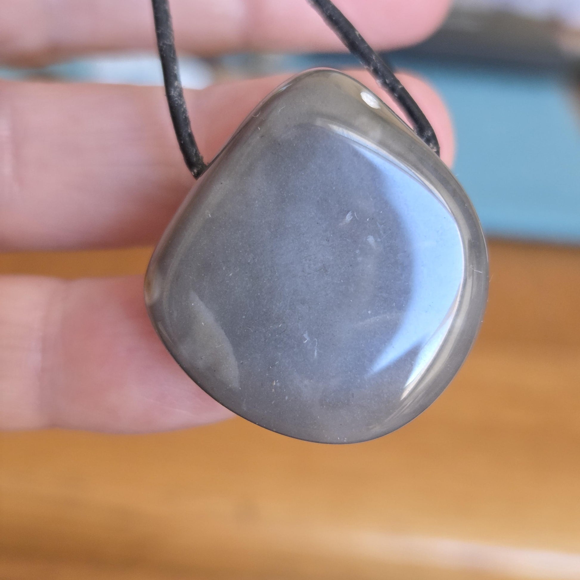 Flintstone Feuerstein geschliffen, Anhänger, 31 x 27 x 20 mm, gebohrt, an verstellbarem Lederband