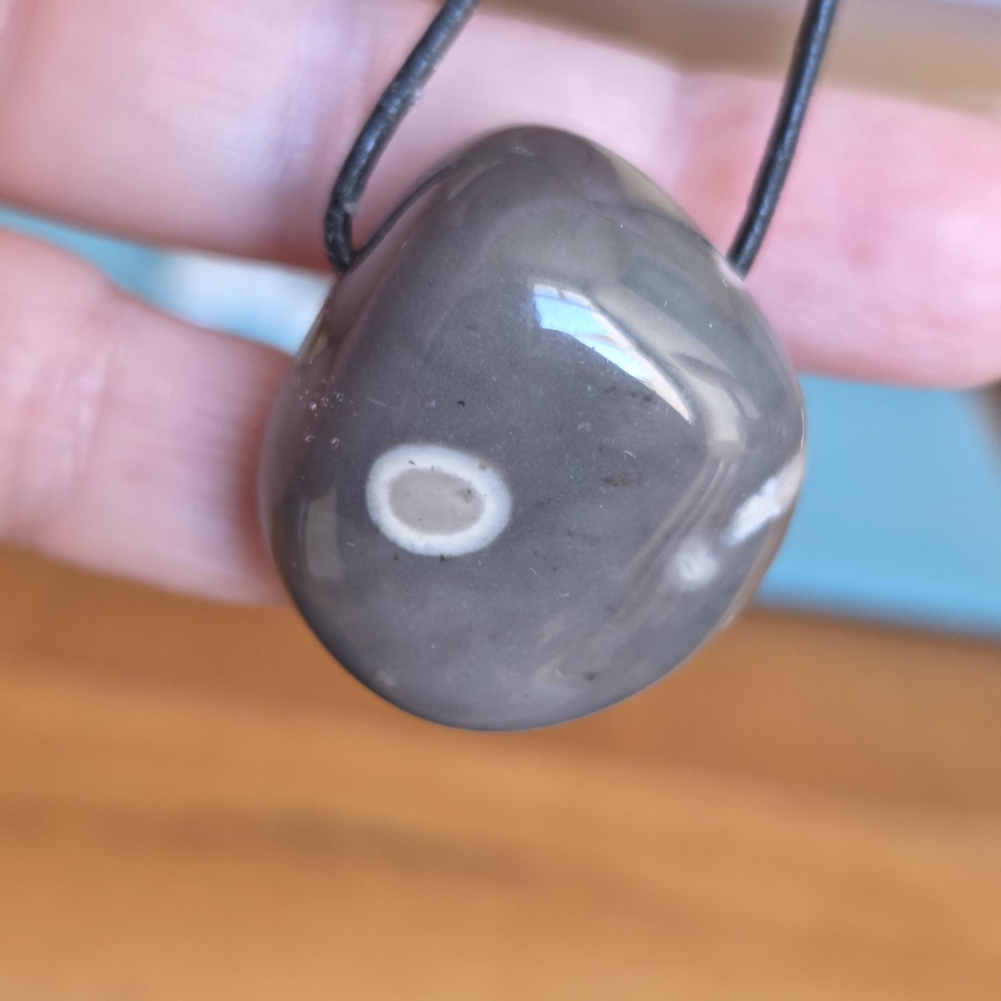 Flintstone Feuerstein geschliffen, Anhänger, 31 x 27 x 20 mm, gebohrt, an verstellbarem Lederband