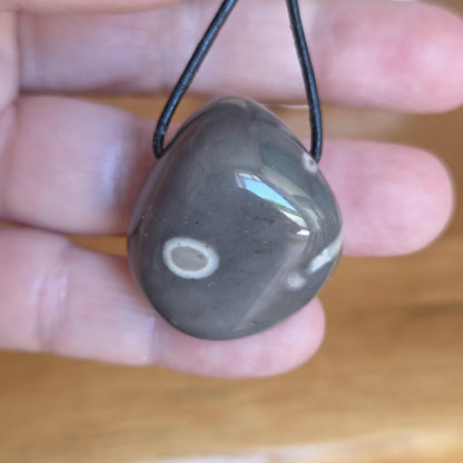 Flintstone Feuerstein geschliffen, Anhänger, 31 x 27 x 20 mm, gebohrt, an verstellbarem Lederband