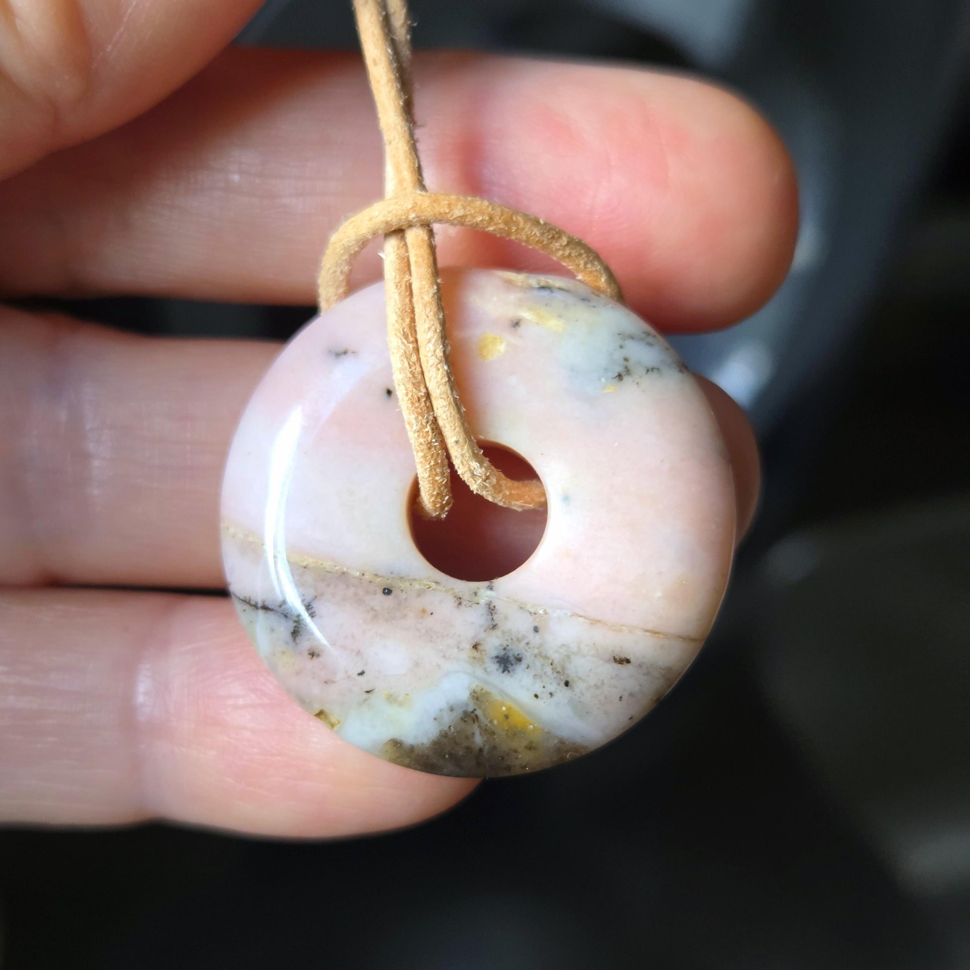 Opal aus Peru rosa Andenopal Donut Anhänger, 30 x 7 mm, gebohrt, an verstellbarem Lederband, rosa Opal, pink Opal Peru