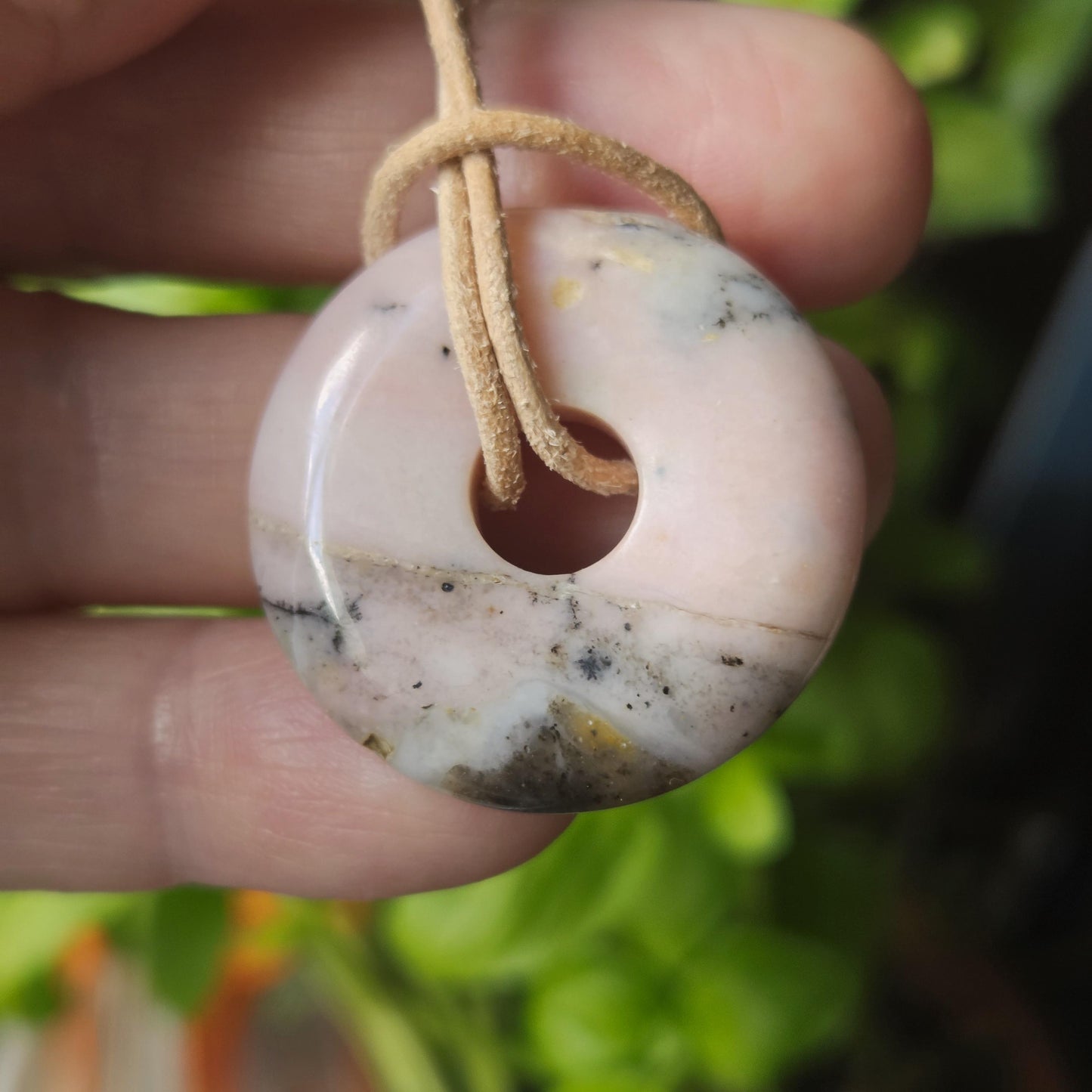 Opal aus Peru rosa Andenopal Donut Anhänger, 30 x 7 mm, gebohrt, an verstellbarem Lederband, rosa Opal, pink Opal Peru