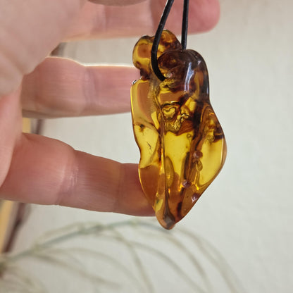 Großer baltischer Bernstein Anhänger, Amulett, Amber pendant, 53 x 21 x 20 mm, an verstellbarem Lederband