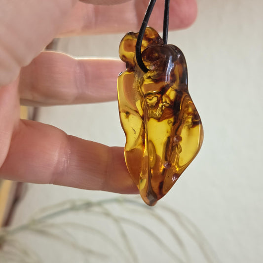 Großer baltischer Bernstein Anhänger, Amulett, Amber pendant, 53 x 21 x 20 mm, an verstellbarem Lederband
