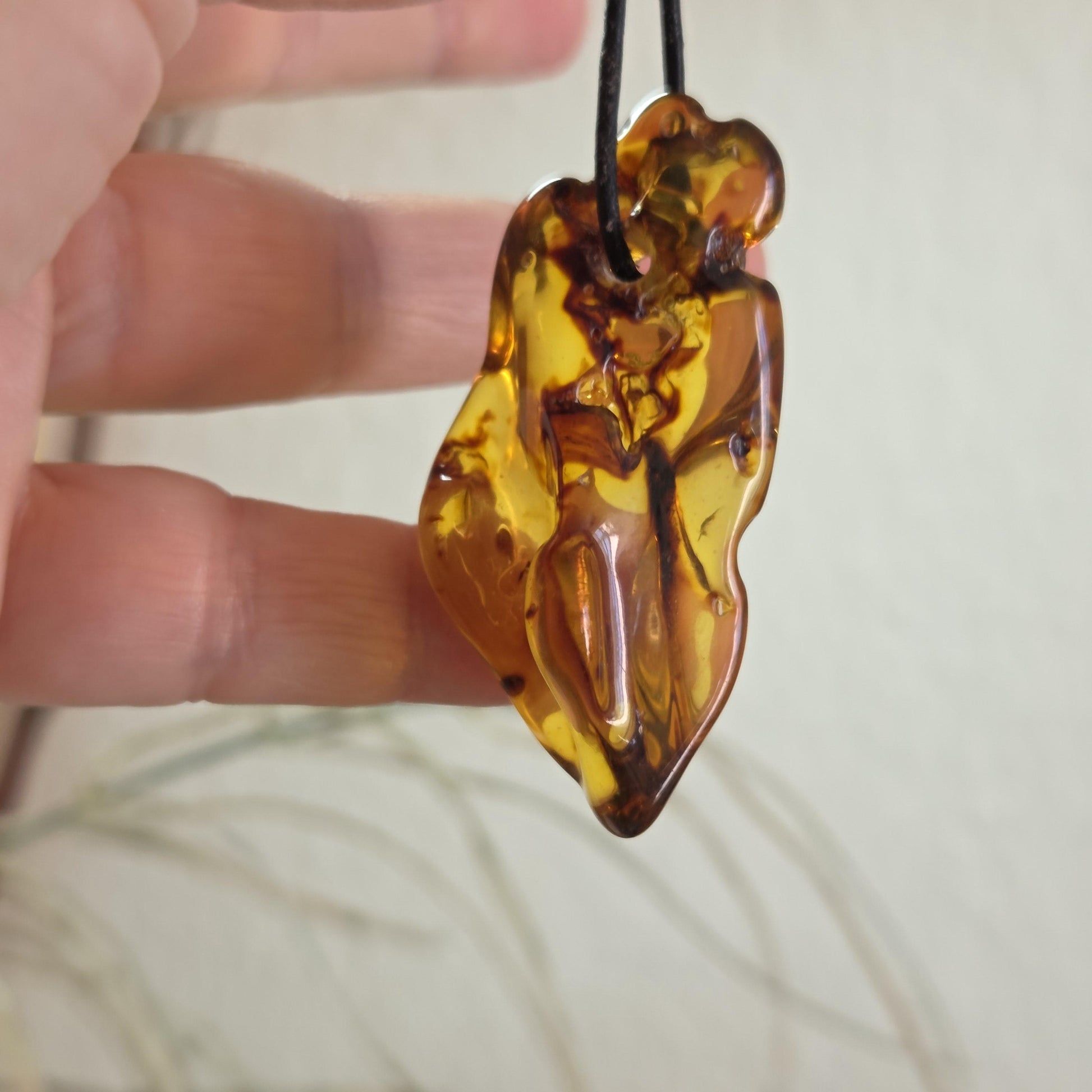 Großer baltischer Bernstein Anhänger, Amulett, Amber pendant, 53 x 21 x 20 mm, an verstellbarem Lederband