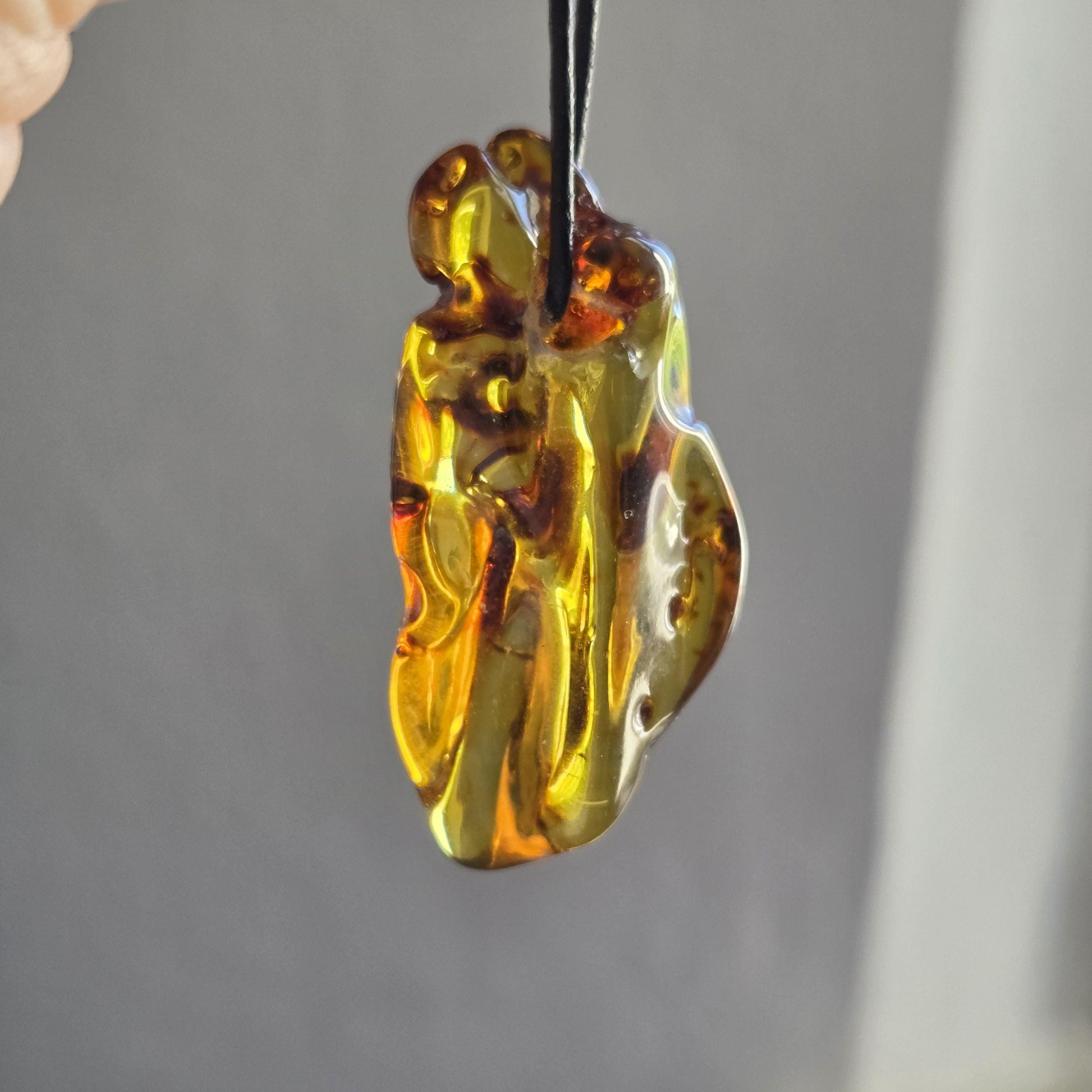Großer baltischer Bernstein Anhänger, Amulett, Amber pendant, 53 x 21 x 20 mm, an verstellbarem Lederband