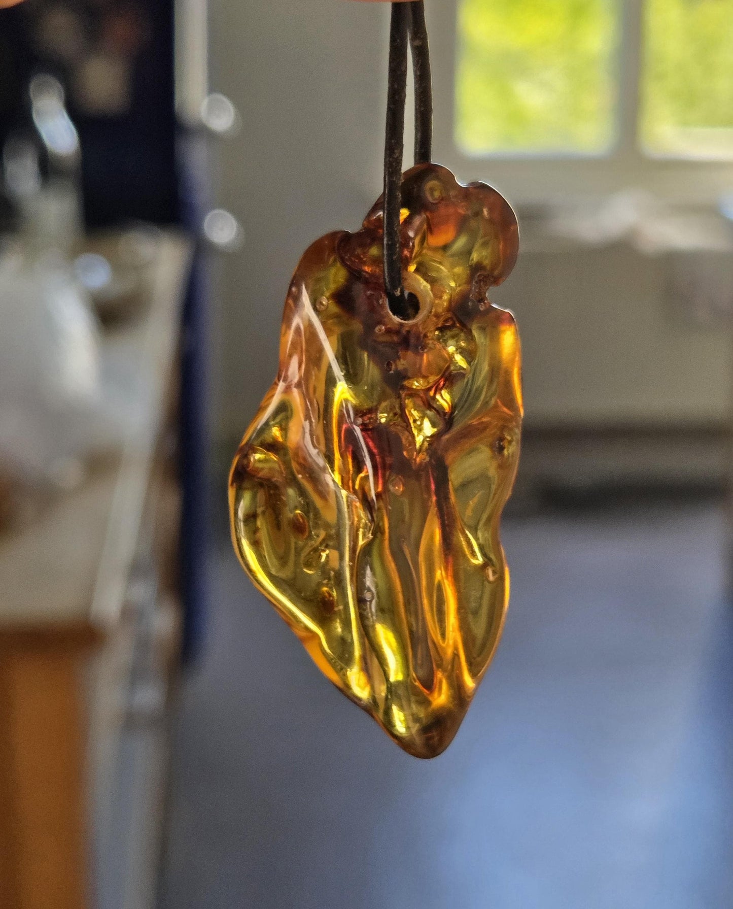 Großer baltischer Bernstein Anhänger, Amulett, Amber pendant, 53 x 21 x 20 mm, an verstellbarem Lederband