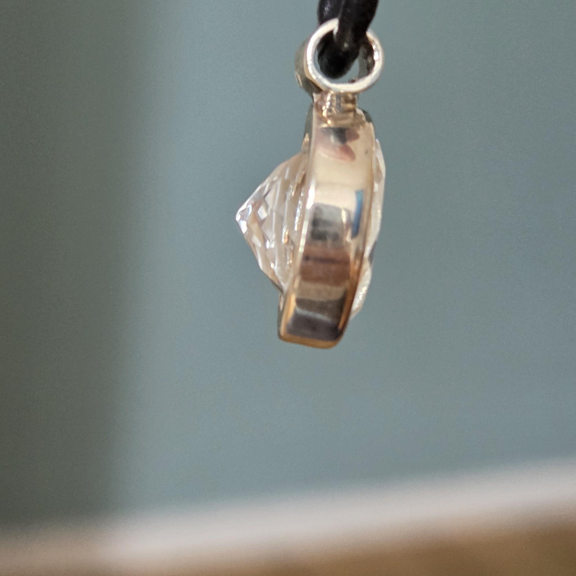 Bergkristall mit Brilliantschliff, an 925er Silber Anhänger, 20 x 14 x 8 mm, an verstellbarem Lederband