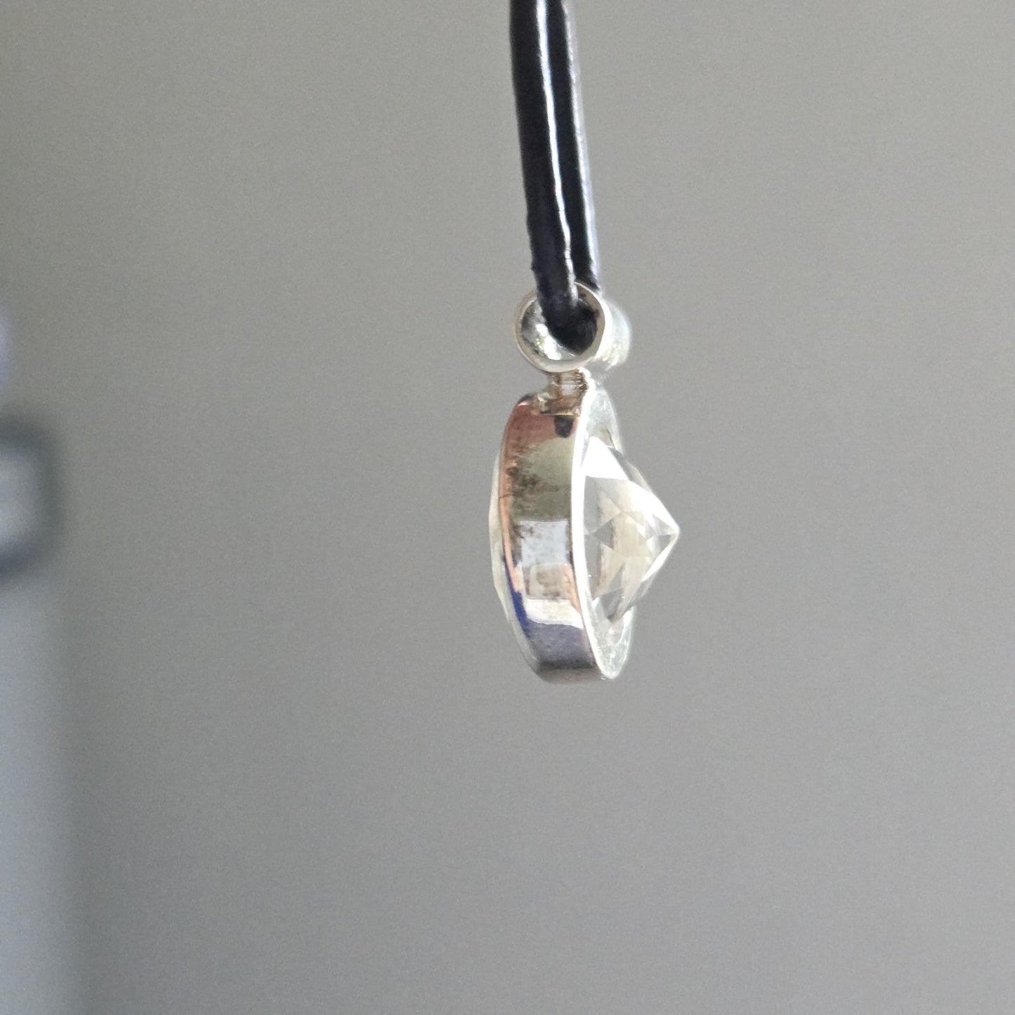 Bergkristall mit Brilliantschliff, an 925er Silber Anhänger, 20 x 14 x 8 mm, an verstellbarem Lederband
