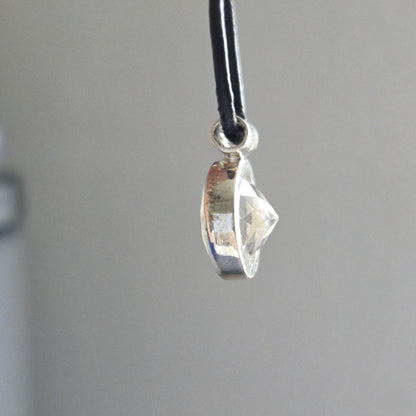 Bergkristall mit Brilliantschliff, an 925er Silber Anhänger, 20 x 14 x 8 mm, an verstellbarem Lederband