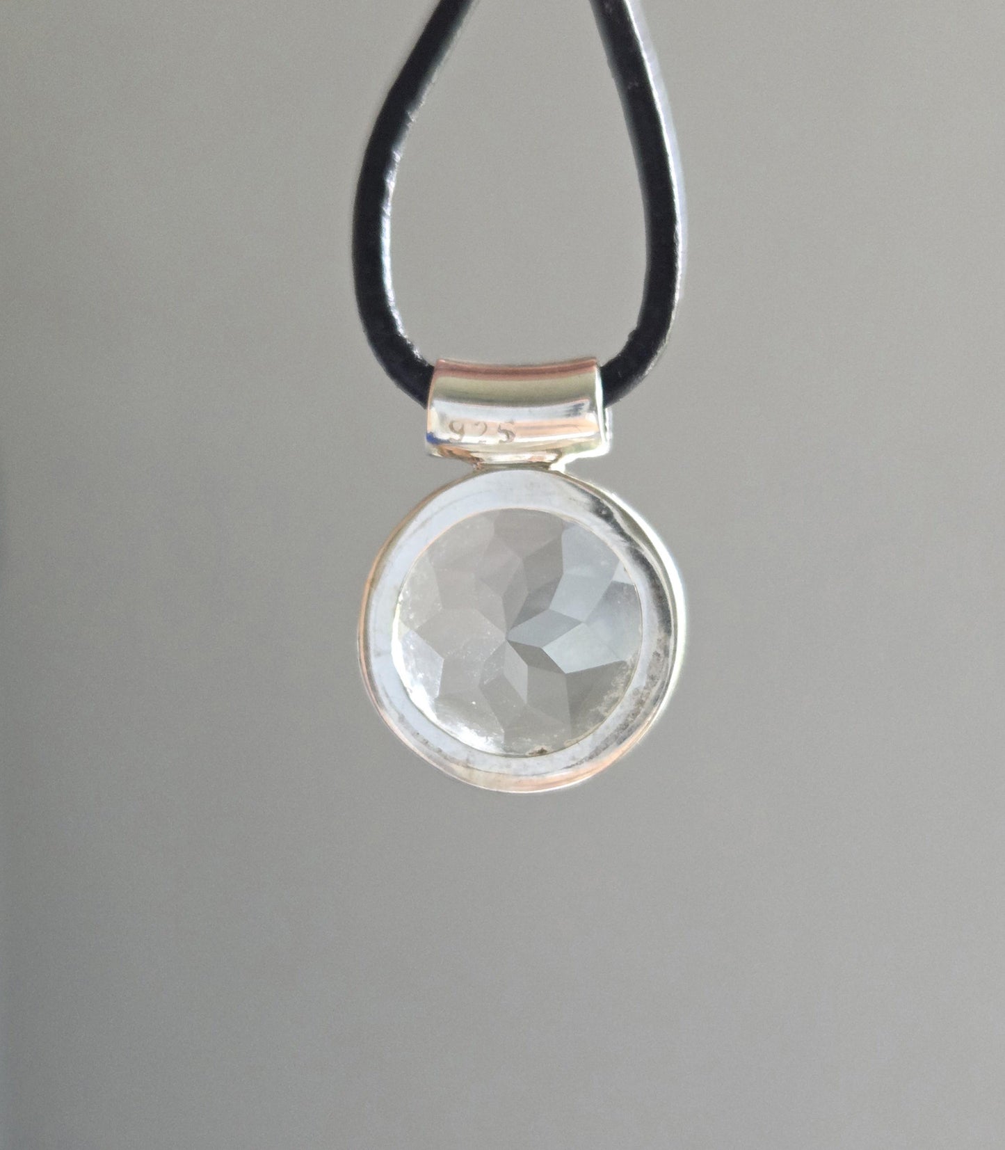 Bergkristall mit Brilliantschliff, an 925er Silber Anhänger, 20 x 14 x 8 mm, an verstellbarem Lederband