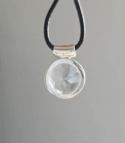 Bergkristall mit Brilliantschliff, an 925er Silber Anhänger, 20 x 14 x 8 mm, an verstellbarem Lederband