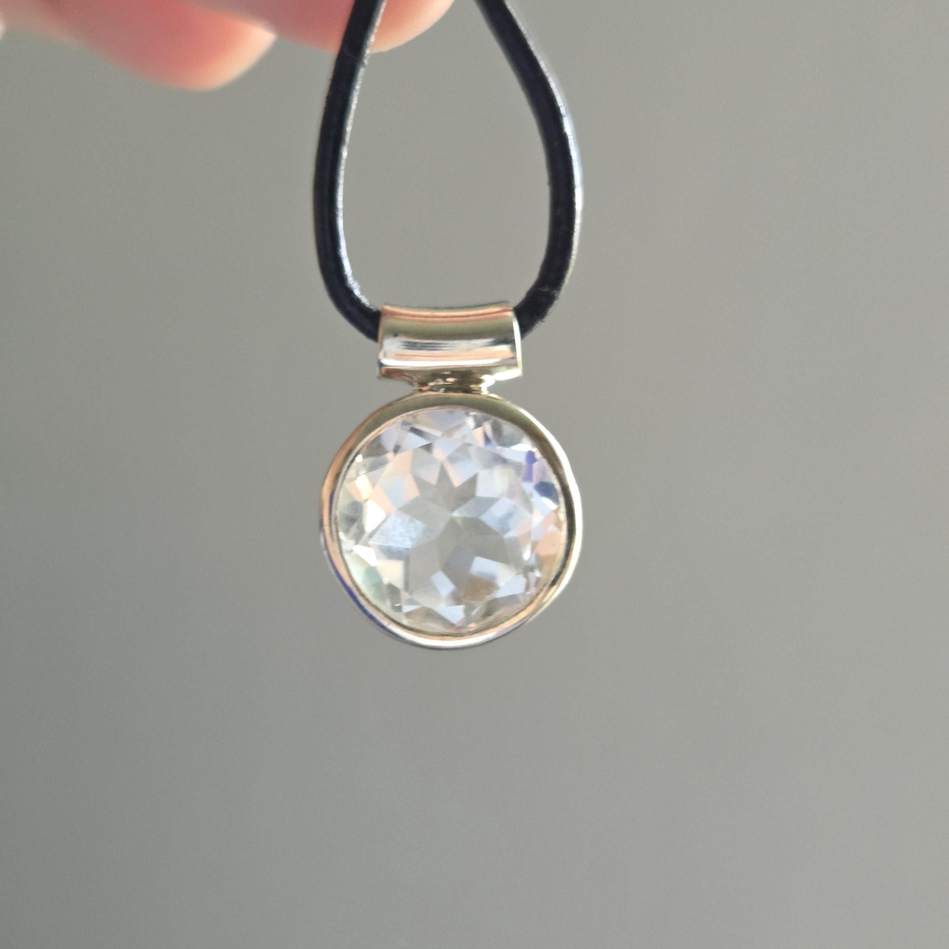 Bergkristall mit Brilliantschliff, an 925er Silber Anhänger, 20 x 14 x 8 mm, an verstellbarem Lederband