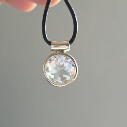 Bergkristall mit Brilliantschliff, an 925er Silber Anhänger, 20 x 14 x 8 mm, an verstellbarem Lederband