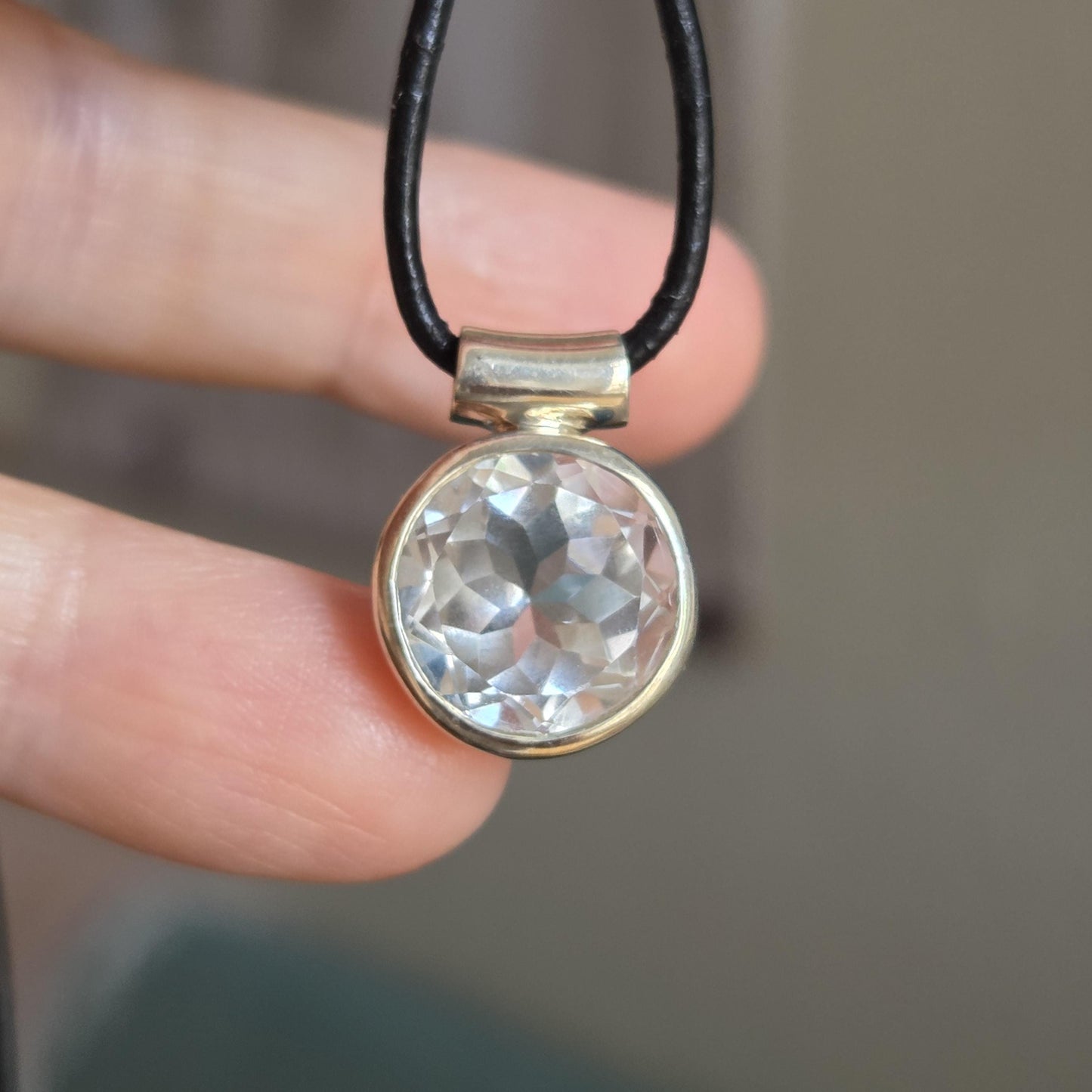 Bergkristall mit Brilliantschliff, an 925er Silber Anhänger, 20 x 14 x 8 mm, an verstellbarem Lederband
