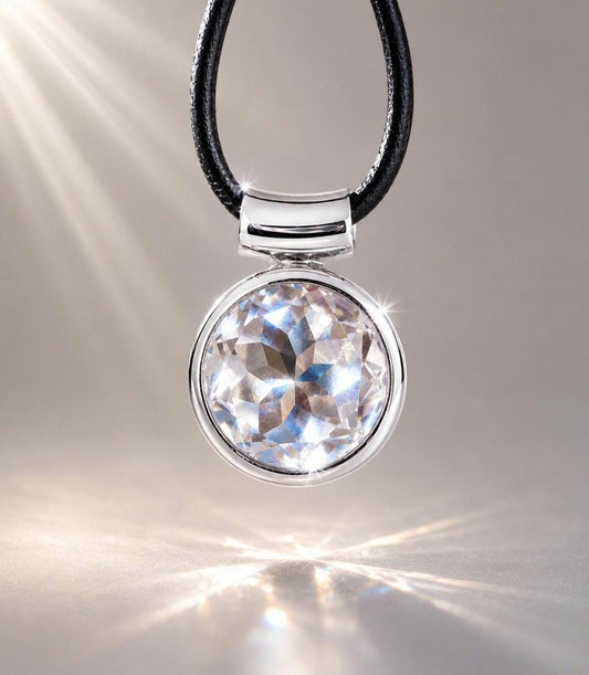 Bergkristall mit Brilliantschliff, an 925er Silber Anhänger, 20 x 14 x 8 mm, an verstellbarem Lederband