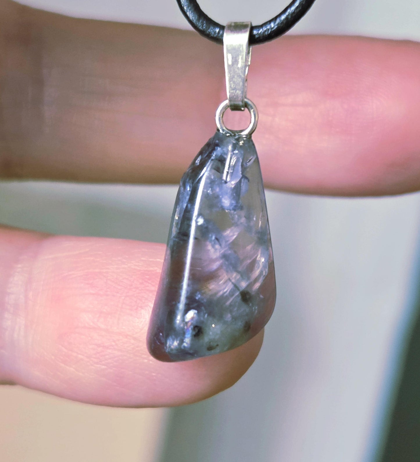 Kleiner Saphir Wassersaphir Iolith minimalistischer Anhänger, an 925er Silber Öse, an verstellbarem Lederband