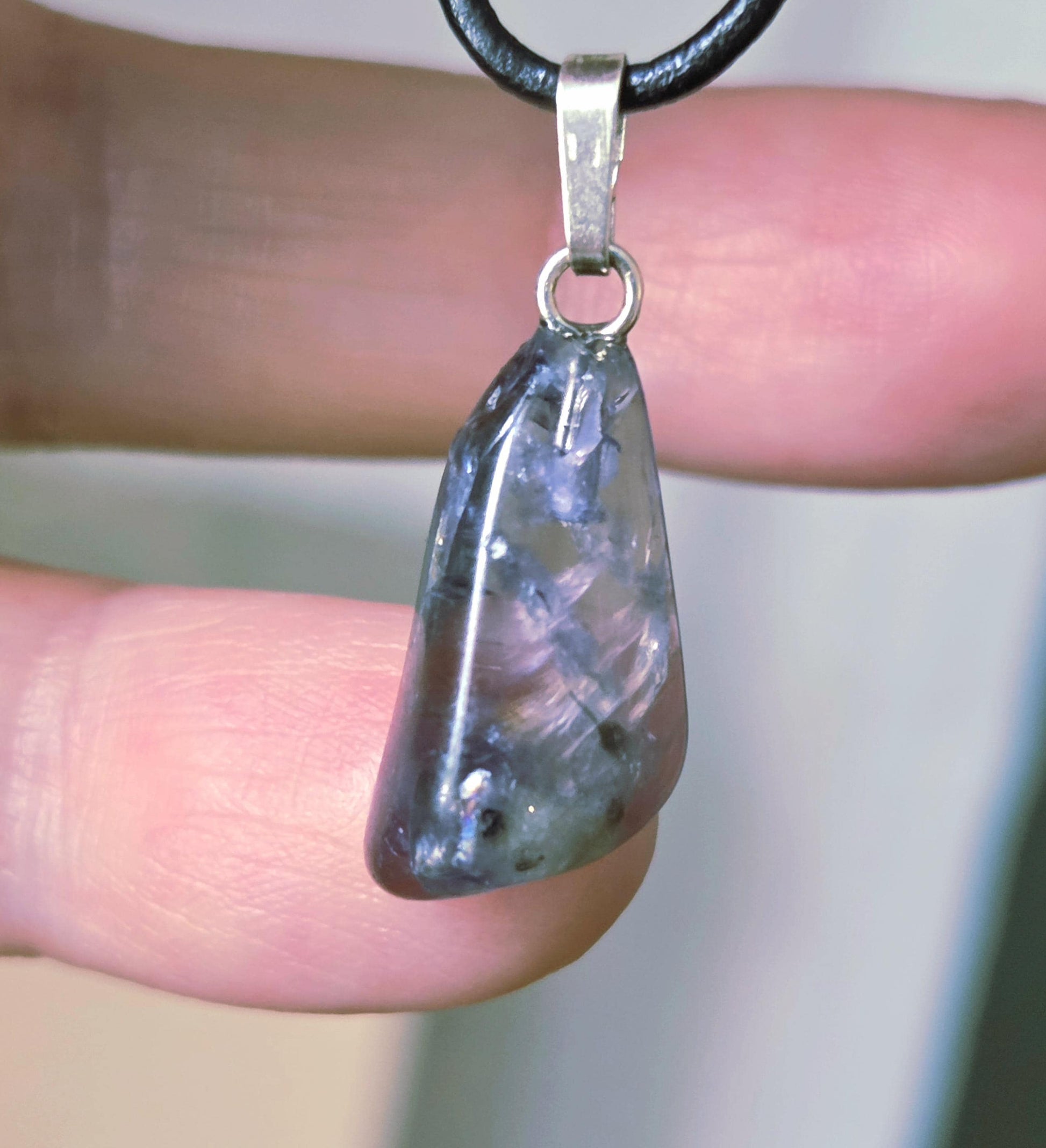 Kleiner Saphir Wassersaphir Iolith minimalistischer Anhänger, an 925er Silber Öse, an verstellbarem Lederband