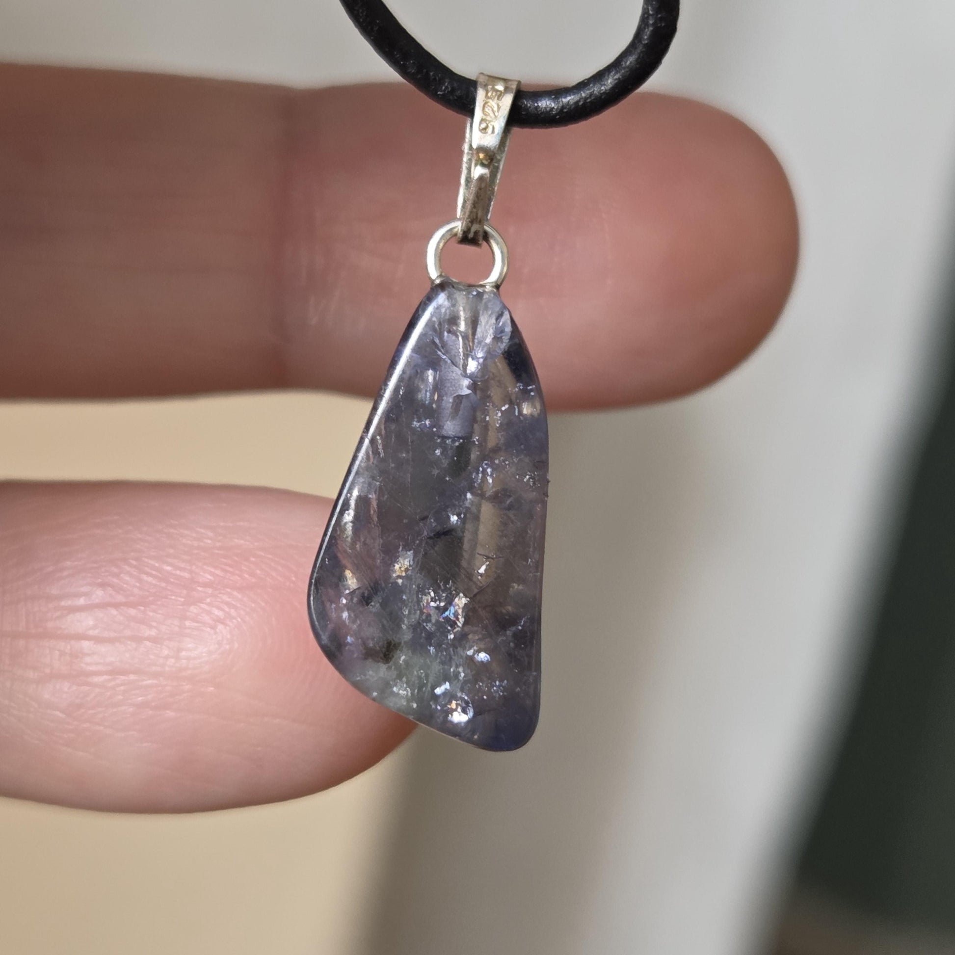 Kleiner Saphir Wassersaphir Iolith minimalistischer Anhänger, an 925er Silber Öse, an verstellbarem Lederband