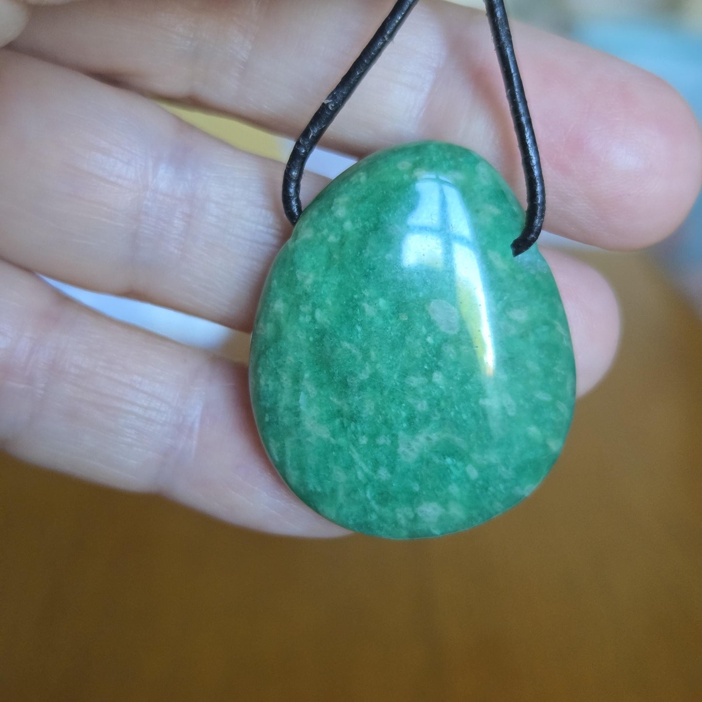 Amazonit grün Anhänger , 34 x 29 x 7 mm, gebohrt, an verstellbarem Lederband, Herz Chakra, Selbstliebe