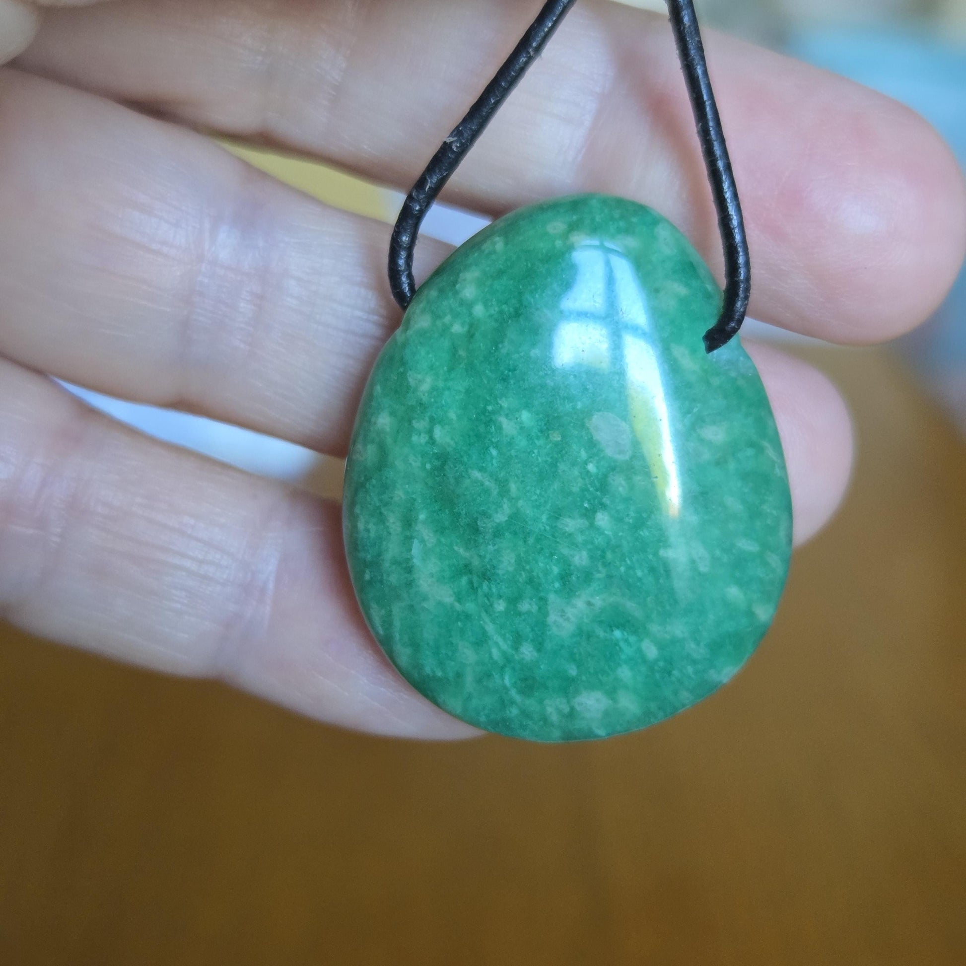 Amazonit grün Anhänger , 34 x 29 x 7 mm, gebohrt, an verstellbarem Lederband, Herz Chakra, Selbstliebe
