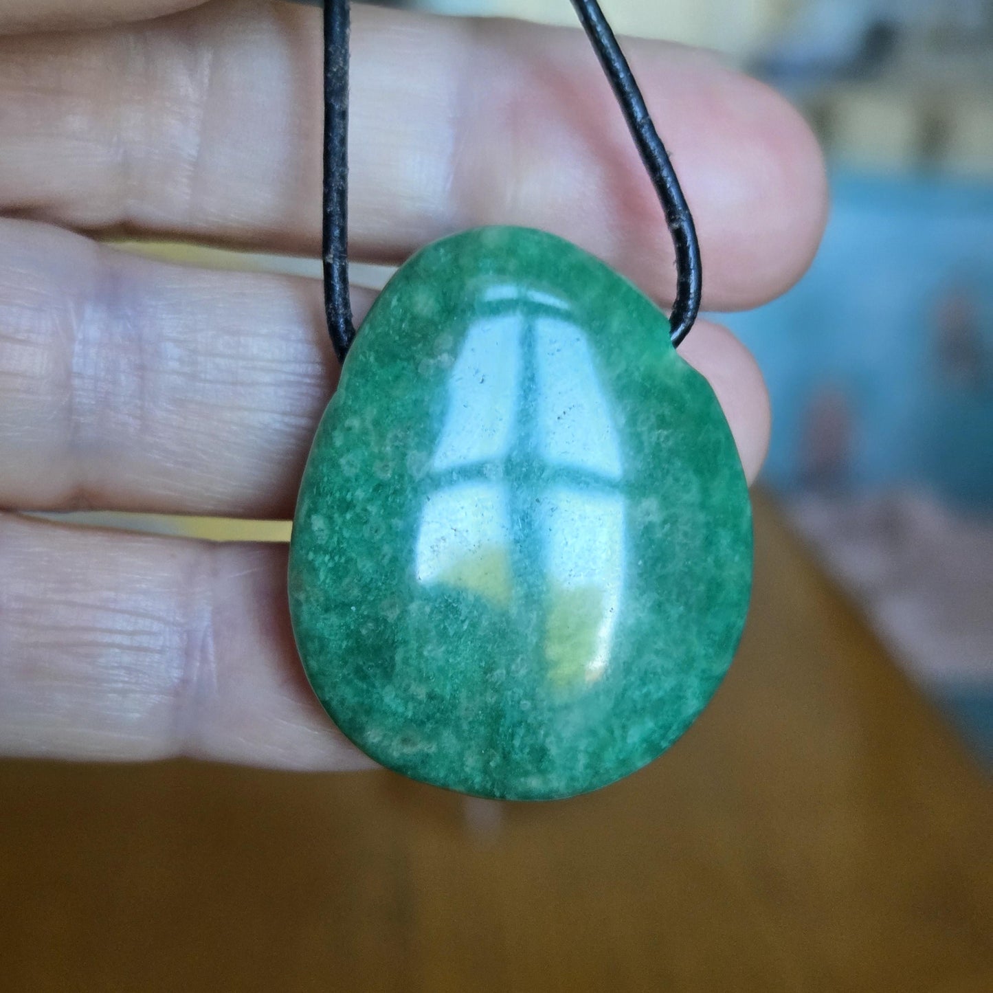 Amazonit grün Anhänger , 34 x 29 x 7 mm, gebohrt, an verstellbarem Lederband, Herz Chakra, Selbstliebe