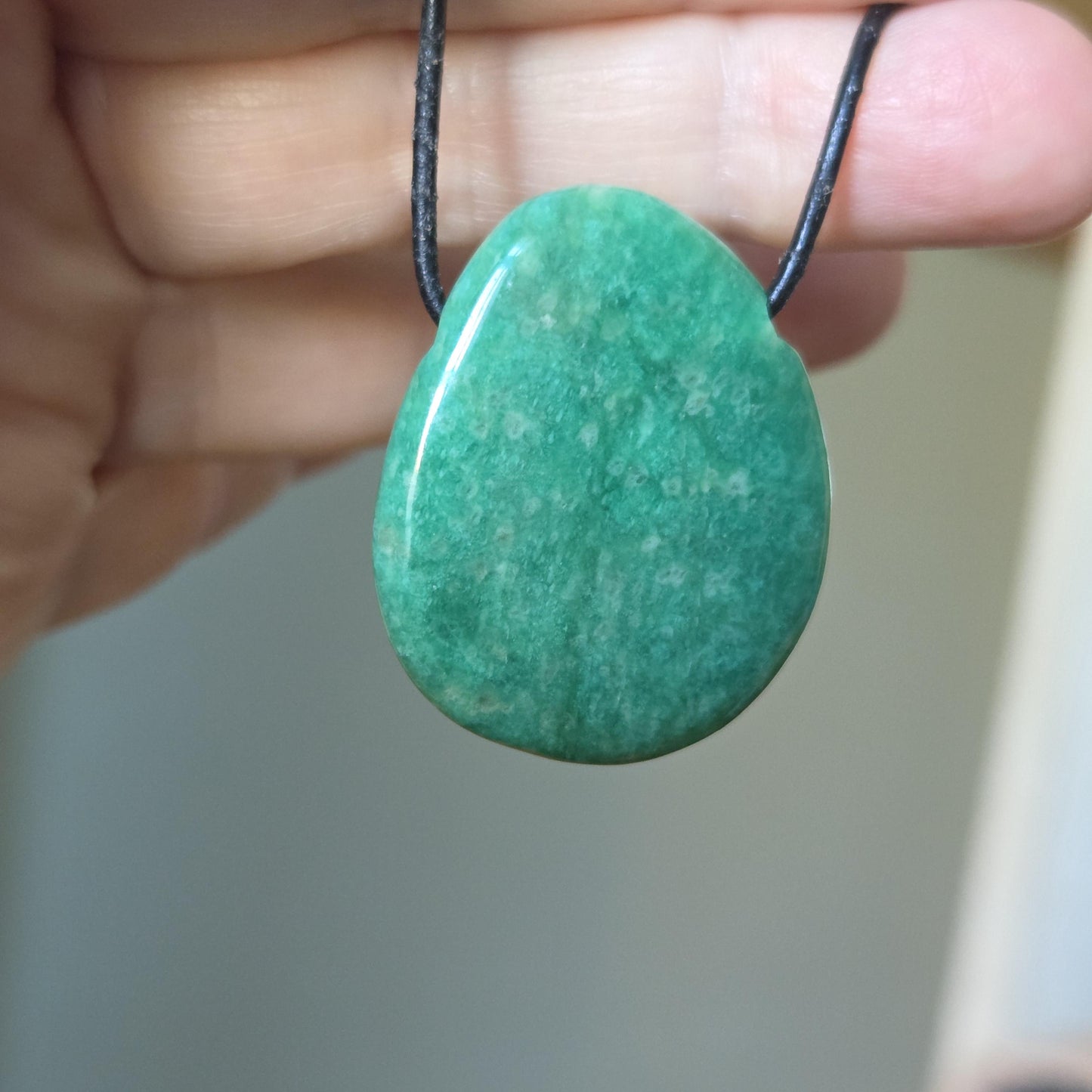 Amazonit grün Anhänger , 34 x 29 x 7 mm, gebohrt, an verstellbarem Lederband, Herz Chakra, Selbstliebe