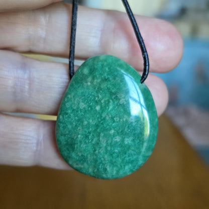 Amazonit grün Anhänger , 34 x 29 x 7 mm, gebohrt, an verstellbarem Lederband, Herz Chakra, Selbstliebe