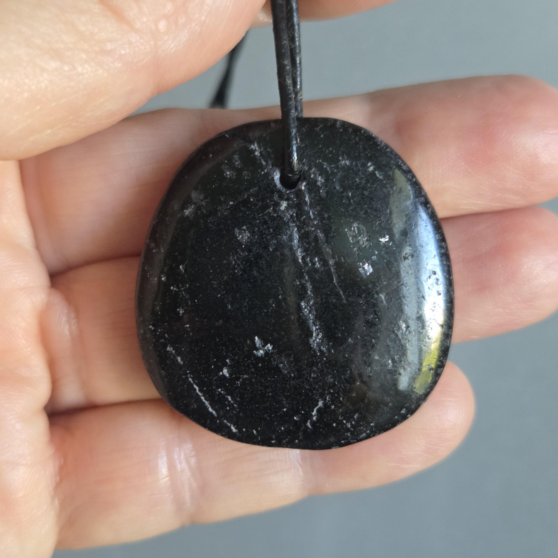 Schwarzer Turmalin Schörl, große Scheibe, Anhänger, 37 x 36 x 8 mm, gebohrt, an verstellbarem Lederband, Schutzstein