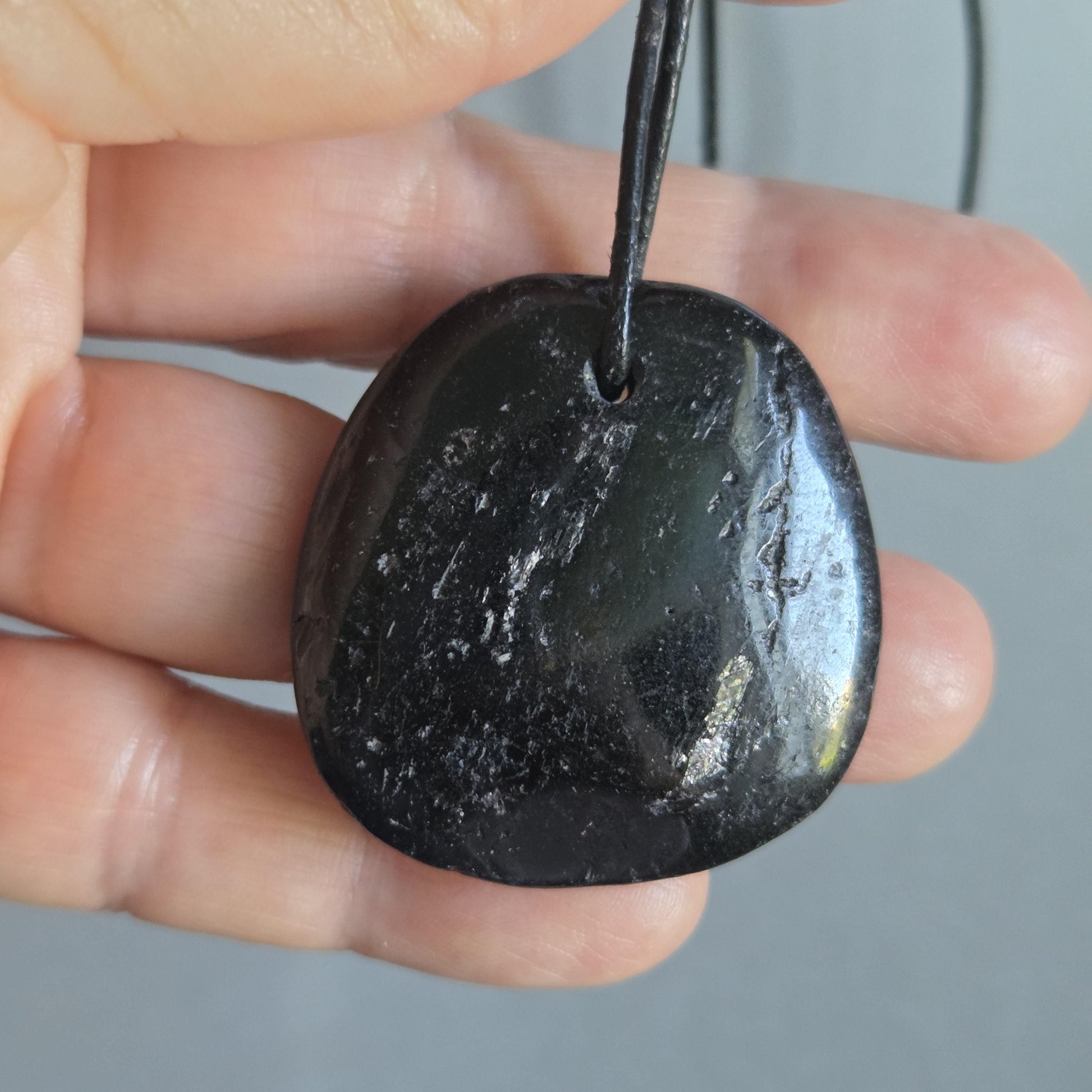 Schwarzer Turmalin Schörl, große Scheibe, Anhänger, 37 x 36 x 8 mm, gebohrt, an verstellbarem Lederband, Schutzstein