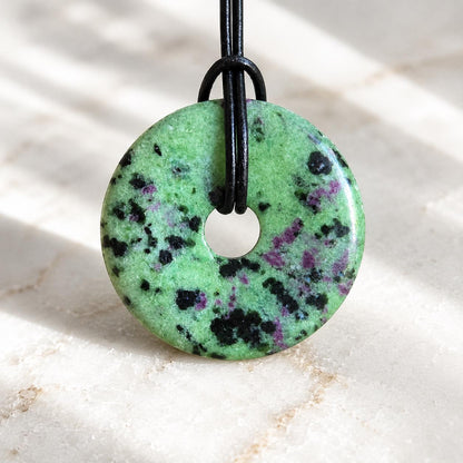 Rubin in Zoisit Anyolith Donut Anhänger, 40 x 7 mm, an verstellbarem Lederband