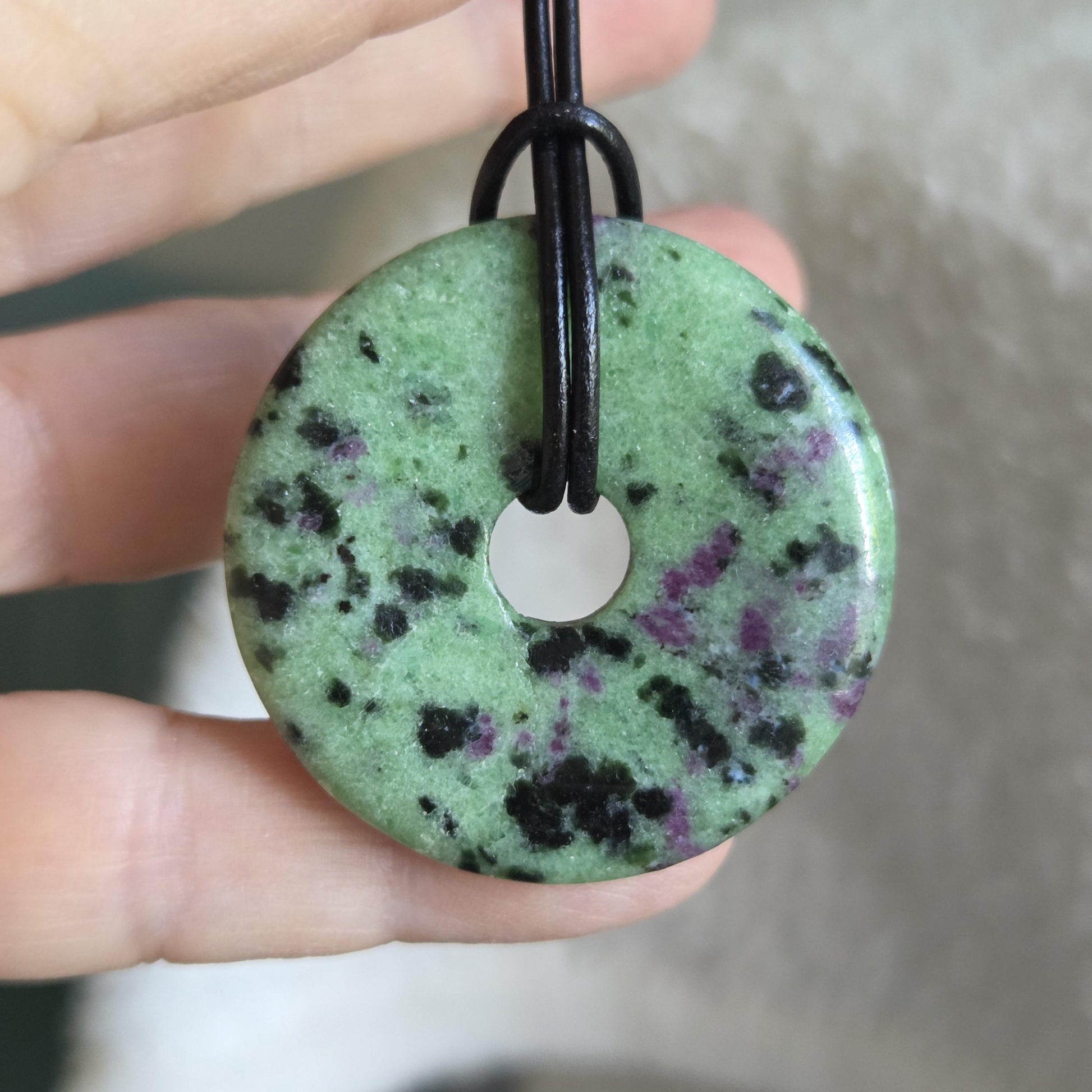 Rubin in Zoisit Anyolith Donut Anhänger, 40 x 7 mm, an verstellbarem Lederband
