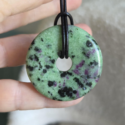 Rubin in Zoisit Anyolith Donut Anhänger, 40 x 7 mm, an verstellbarem Lederband