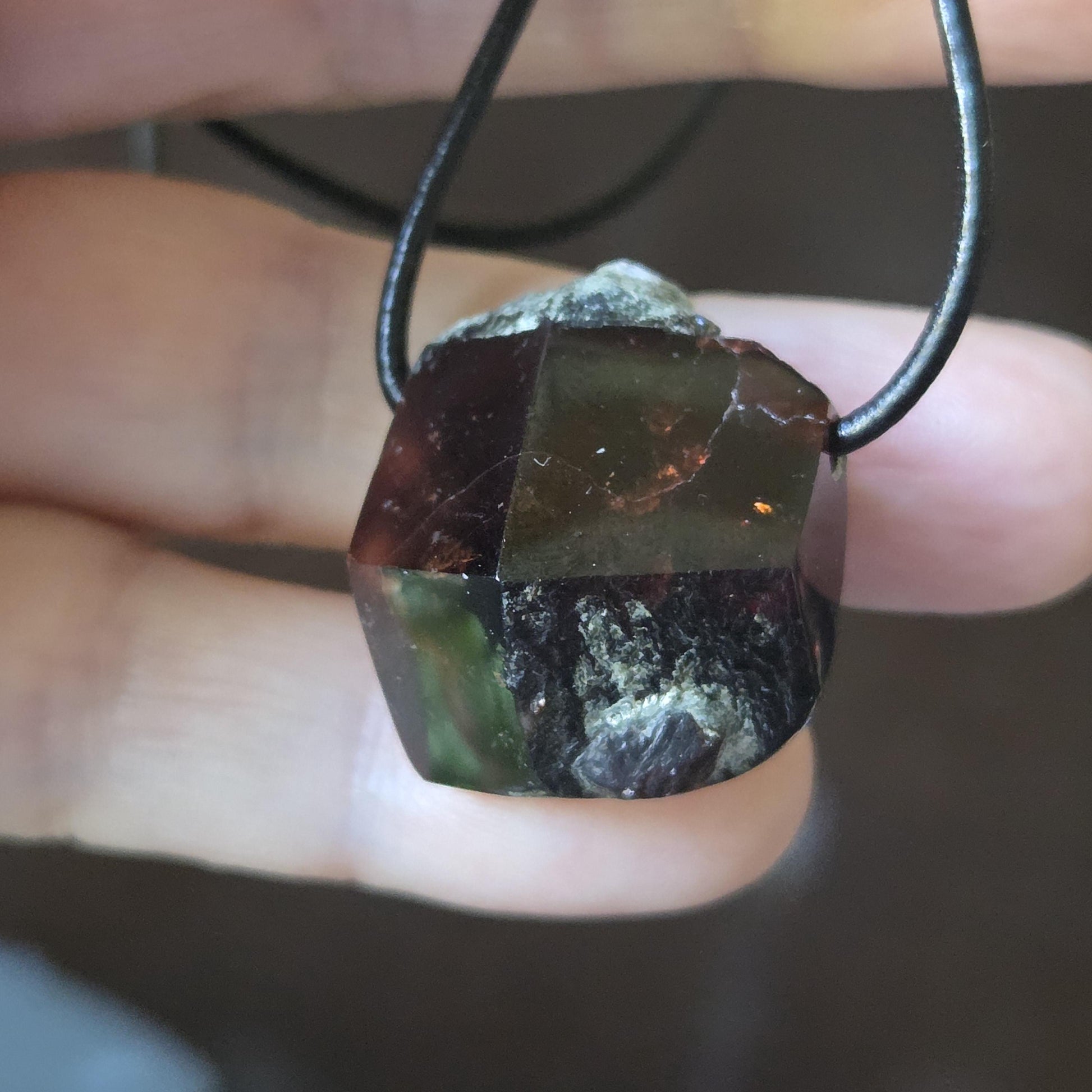 Mystischer Granat, gewachsene Spitze, Anhänger 25 x 21 x 20 mm, gebohrt, an verstellbarem Lederband