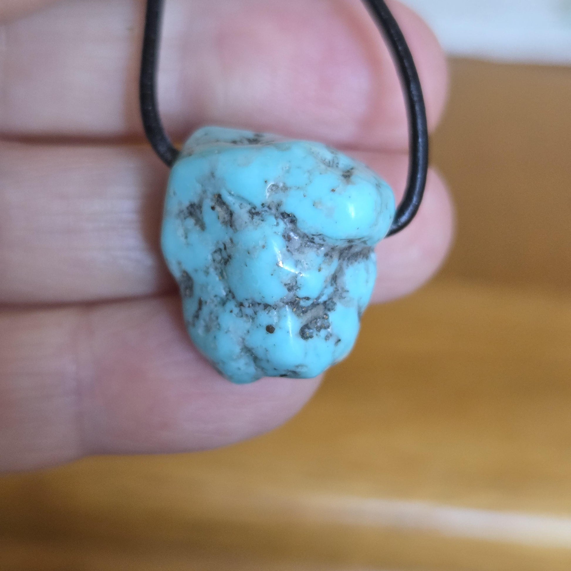 Großer Arizona Türkis, Nugget Anhänger, 22 x 20 x 18 mm, gebohrt, an verstellbarem Lederband
