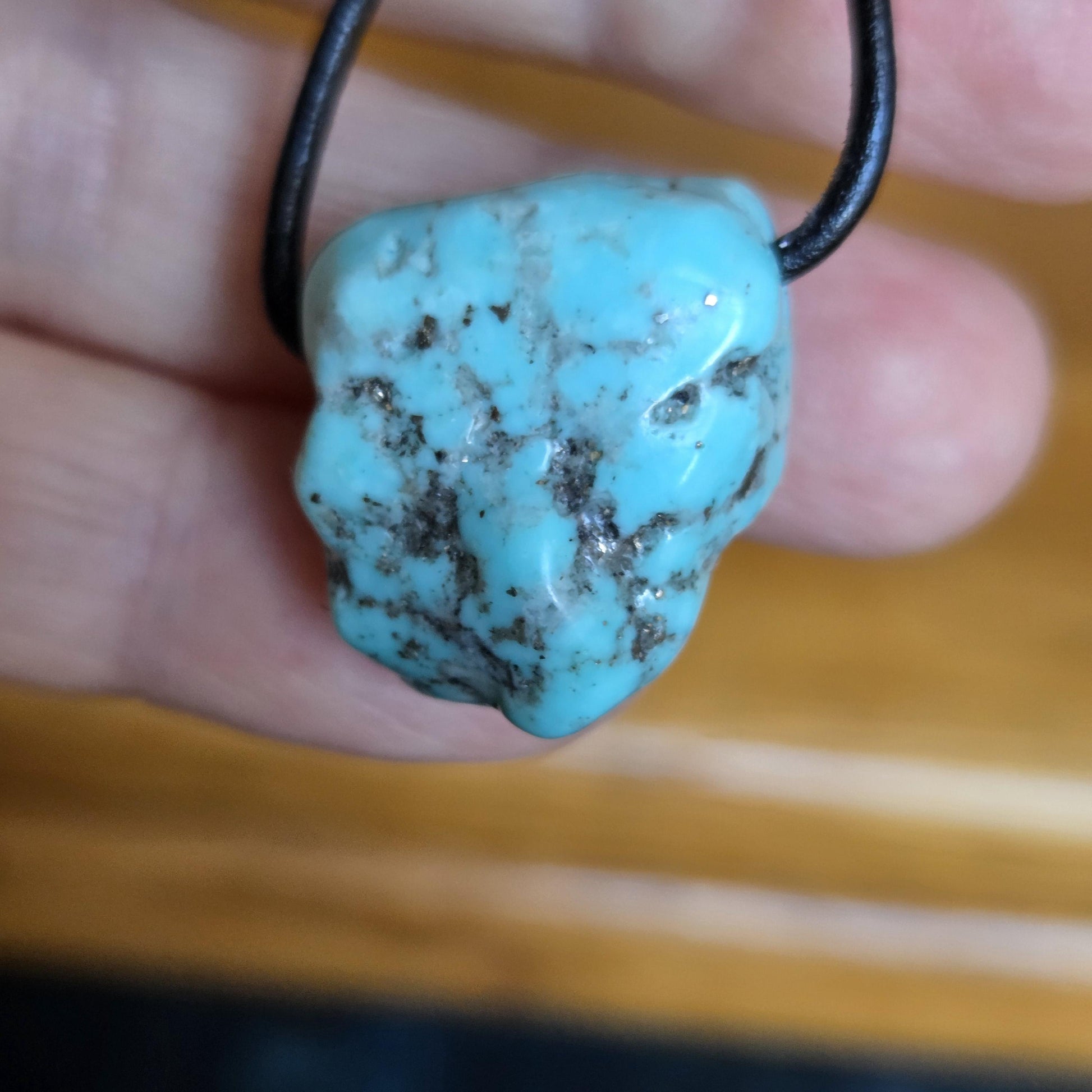 Großer Arizona Türkis, Nugget Anhänger, 22 x 20 x 18 mm, gebohrt, an verstellbarem Lederband