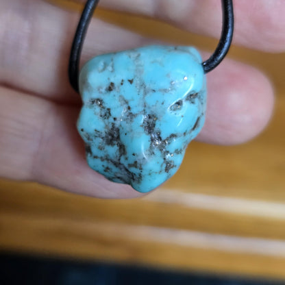Großer Arizona Türkis, Nugget Anhänger, 22 x 20 x 18 mm, gebohrt, an verstellbarem Lederband