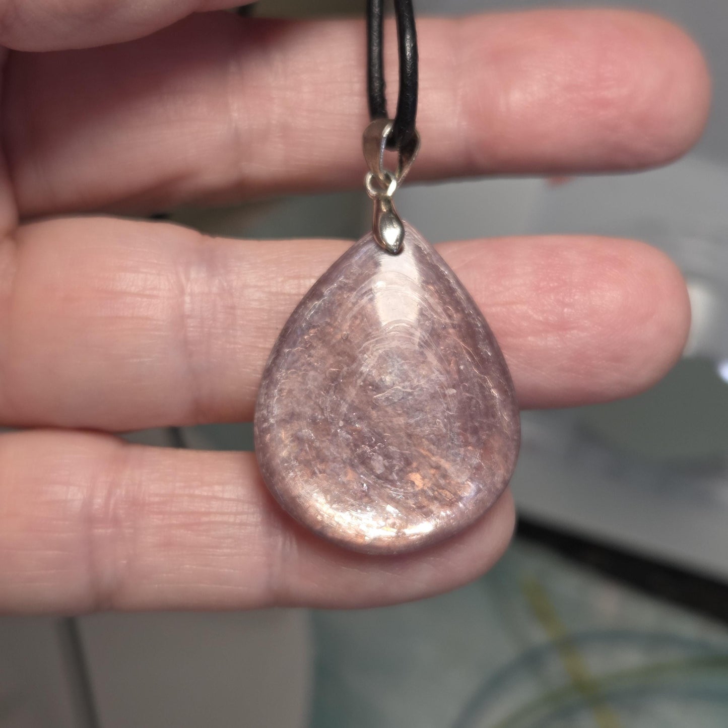 Lepidolith in Glimmergestein, Lepidolite, Anhänger, 38 x 23 x 6 mm, an 925er Silber Öse, an verstellbarem Lederband