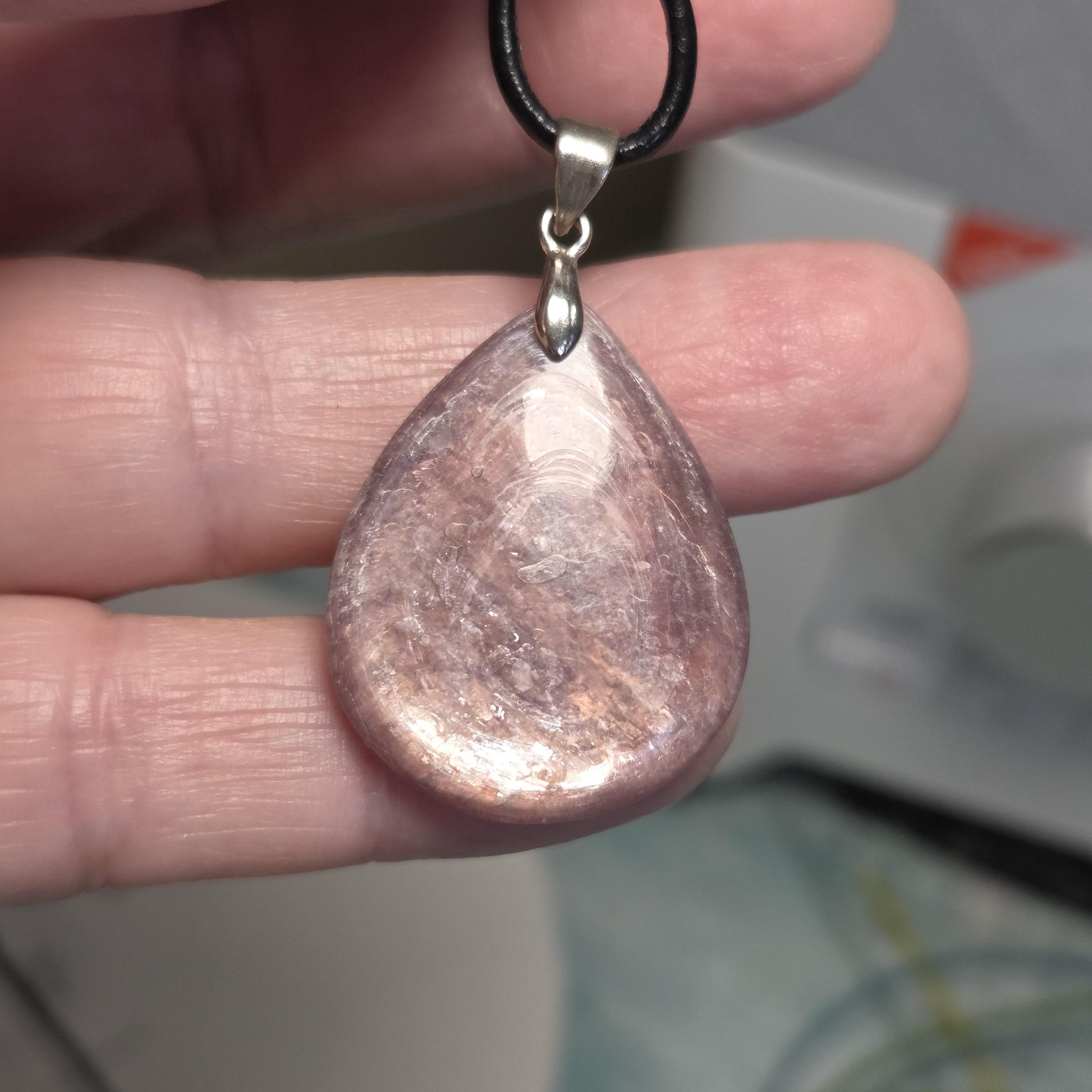 Lepidolith in Glimmergestein, Lepidolite, Anhänger, 38 x 23 x 6 mm, an 925er Silber Öse, an verstellbarem Lederband