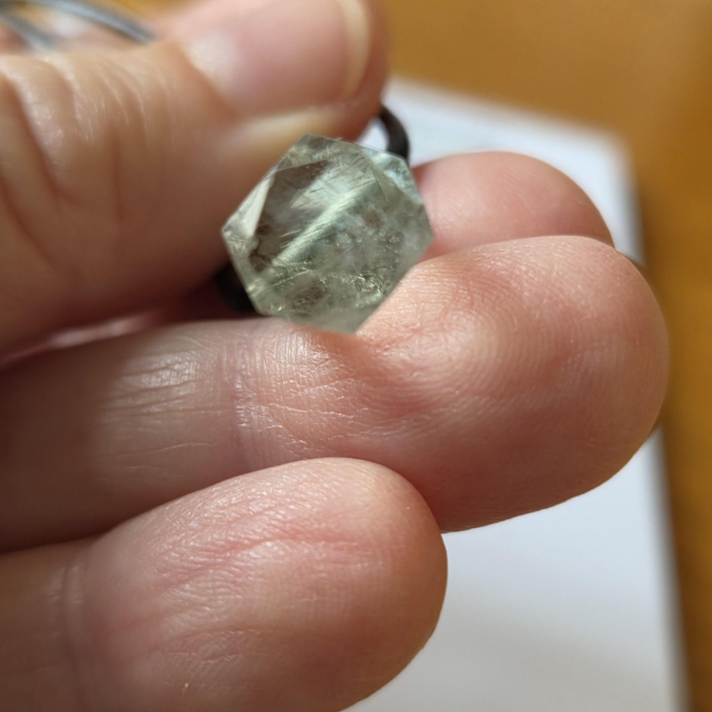 Toller Heliodor gelb grüner Beryll Goldberyll grün Kristall Stäbchen, Anhänger, 28 x 11 x 10 mm, gebohrt, an verstellbarem Lederband