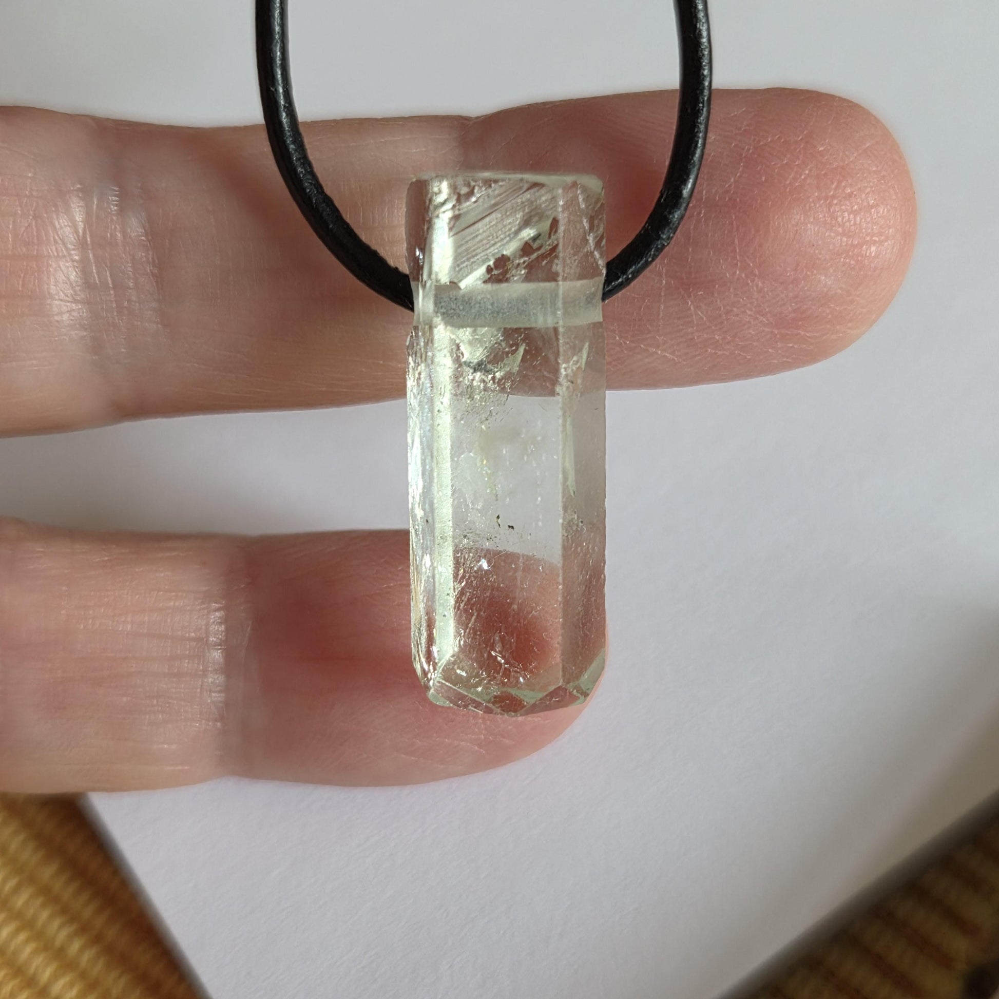 Toller Heliodor gelb grüner Beryll Goldberyll grün Kristall Stäbchen, Anhänger, 28 x 11 x 10 mm, gebohrt, an verstellbarem Lederband