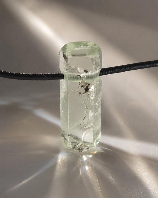 Toller Heliodor gelb grüner Beryll Goldberyll grün Kristall Stäbchen, Anhänger, 28 x 11 x 10 mm, gebohrt, an verstellbarem Lederband