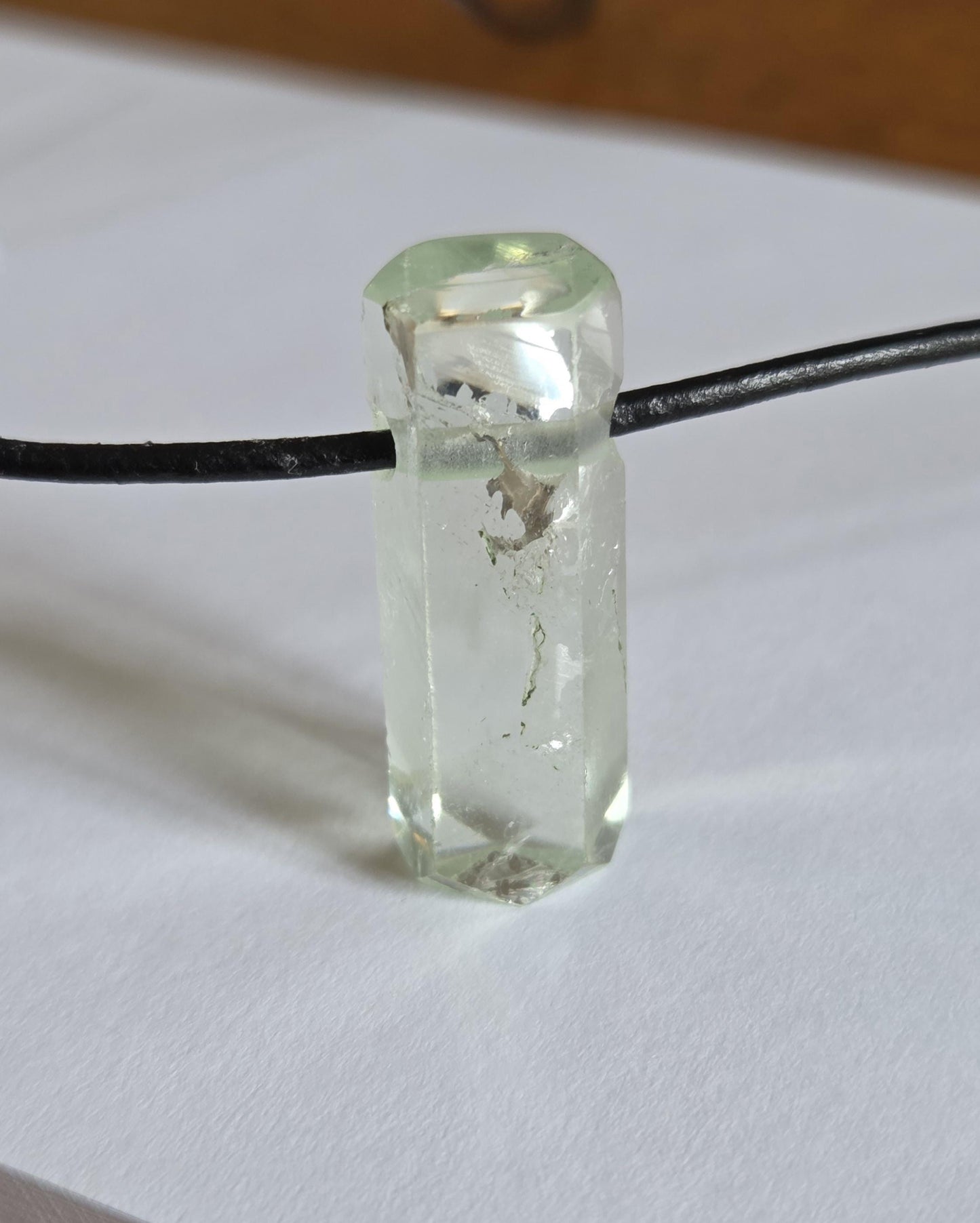 Toller Heliodor gelb grüner Beryll Goldberyll grün Kristall Stäbchen, Anhänger, 28 x 11 x 10 mm, gebohrt, an verstellbarem Lederband